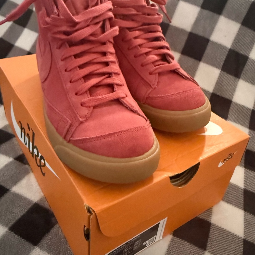 Nike Men's Pink Sneakers with Tan Sole BLAZER MID '77 SUEDE